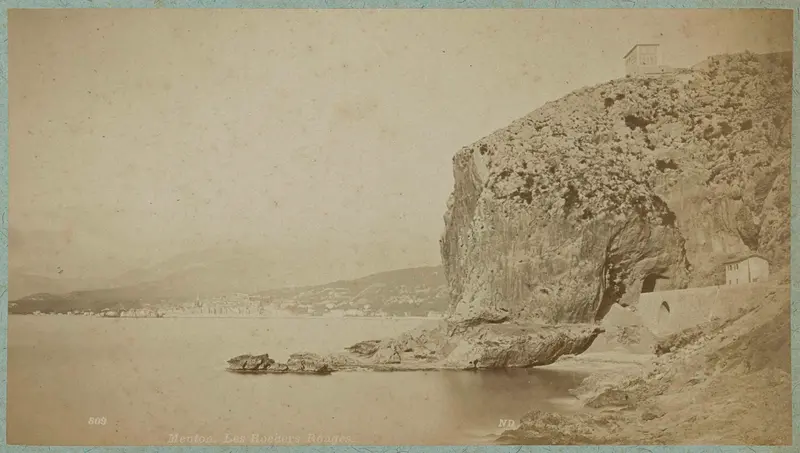 Rode rotsen bij Menton, albumen print by Neurdein Frères, depicting rugged cliffs and sea.