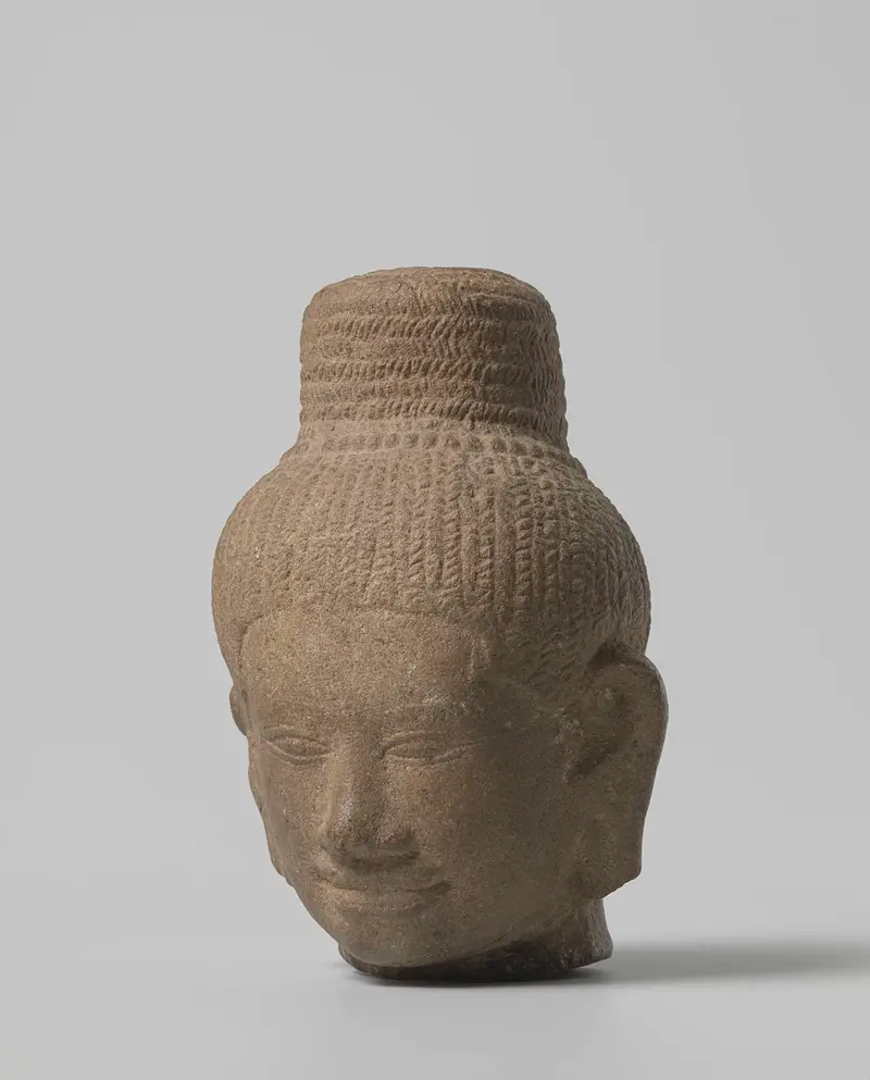 Bronze sculpture 'Hoofd van een god' by Unknown Artist depicting a divine head.