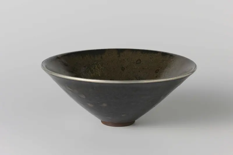 Teabowl with a green black glaze, ceramic, unknown artist
