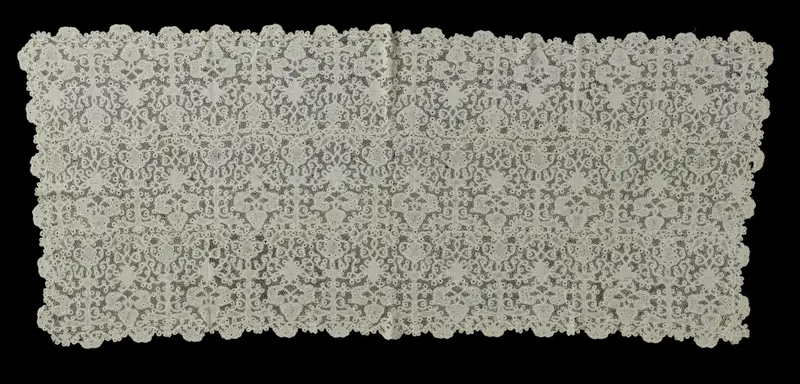 Lace textile by Unknown Artist featuring symmetrical candelabermotieven