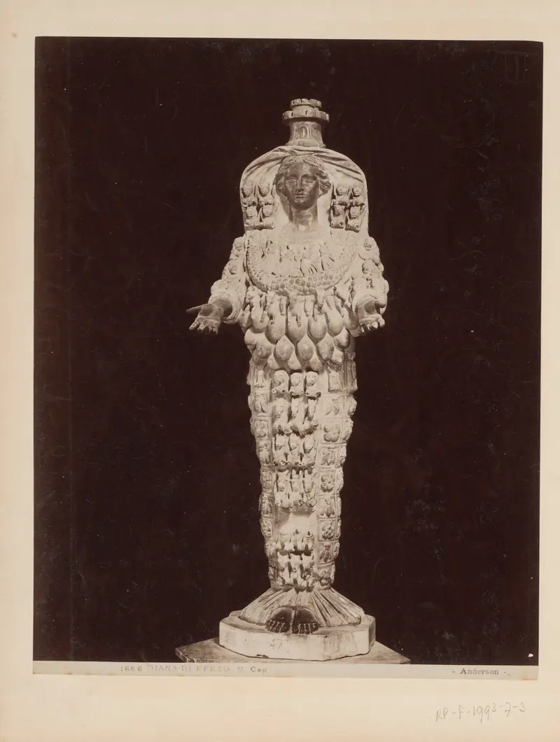 Sculptuur van Artemis van Efeze, albumen print by James Anderson, showcasing the goddess in elegant drapery.