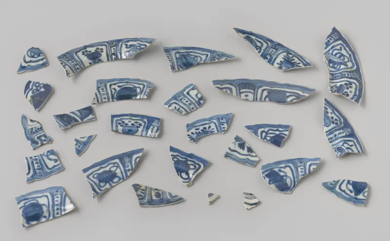 Porcelain shards from VOC ship 'Witte Leeuw', medium bone, Unknown Artist