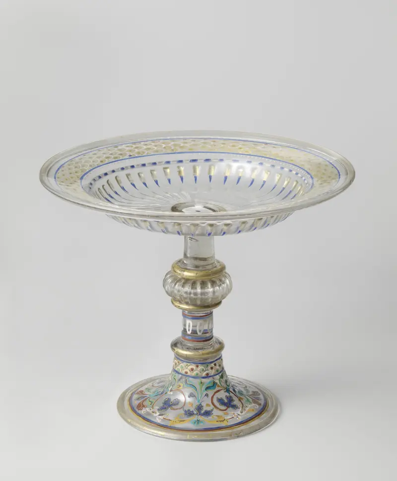 Tazza met polychrome beschildering, glass by Unknown Artist, featuring intricate floral designs.