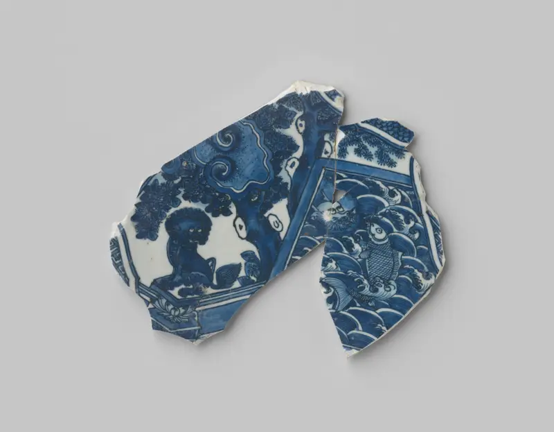 Fragment schotel uit V.O.C.-schip de 'Witte Leeuw', bone medium, Unknown Artist