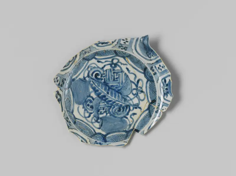 Fragment bord uit V.O.C.-schip de 'Witte Leeuw', bone carving by Unknown Artist