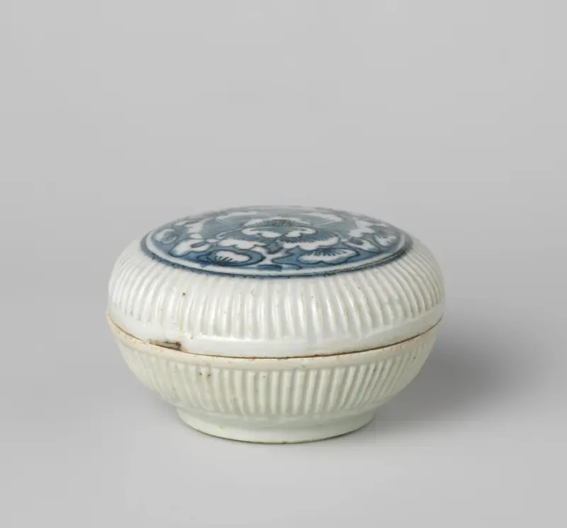 Ceramic round box with ribbed sides and a flower, Unknown Artist
