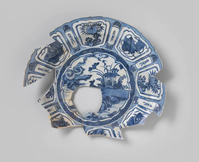 Dish of Chinese porcelain, crafted before 1613 by an unknown artist