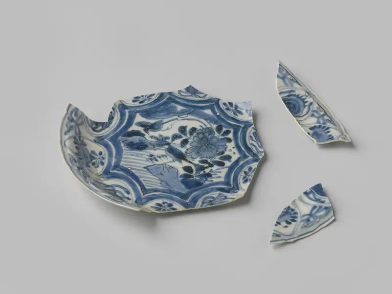 Shards of porcelain from VOC ship 'Witte leeuw', bone medium, Unknown Artist