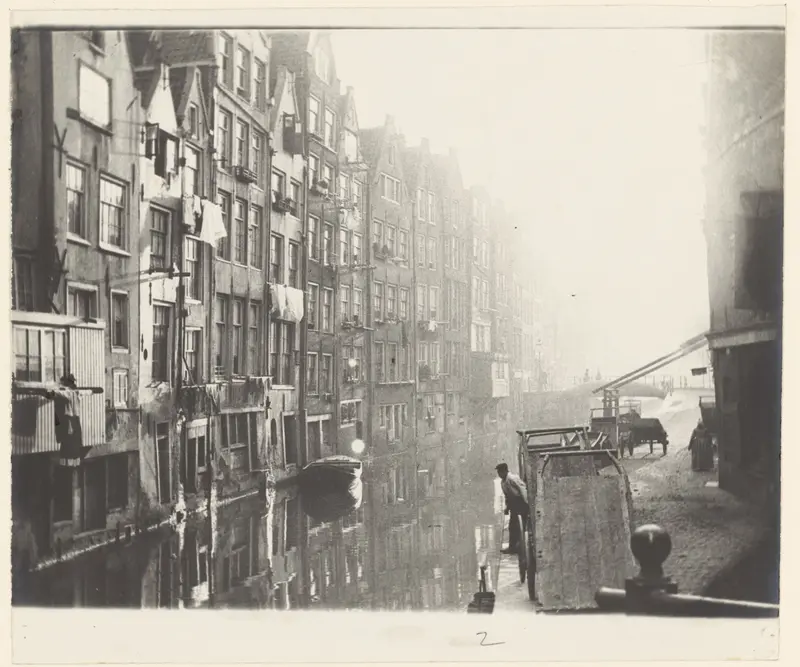 Oudezijds Achterburgwal en links de achterzijde van de Zeedijk, gelatin silver print by George Hendrik Breitner