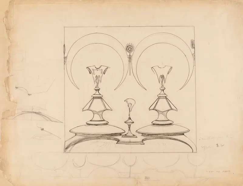 Deux présentoirs élégants sous des croissants, attendant des bijoux à l'Exposition de 1900.